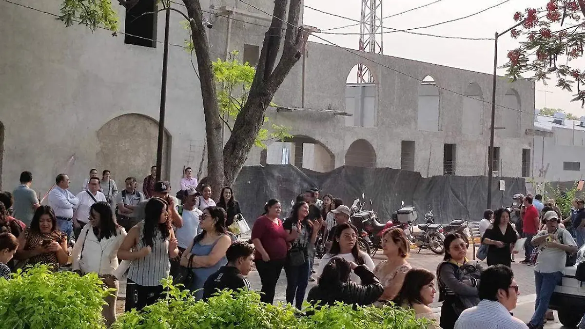 Habitantes de San Lorenzo Teotipilco cumplieron su advertencia y bloquearon el acceso principal al edificio municipal de Tehuacán